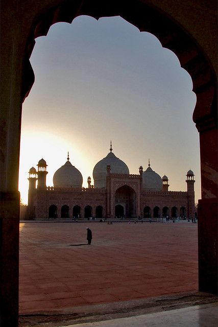 Badshahi Masjid Aesthetic, Lahore Pakistan Photography, Badshahi Mosque Photography, Badshahi Mosque Aesthetic, Lahore Badshahi Mosque, Indian Mosque, Lahore Architecture, Pakistan Vibes, Lahore Aesthetic