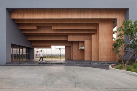 Ratchut School / Design in Motion Entrance Architecture, Architecture Diagram, School Building Design, School Entrance, Building Entrance, Building Layout, Entrance Gates Design, Hotel Entrance, Entrance Design