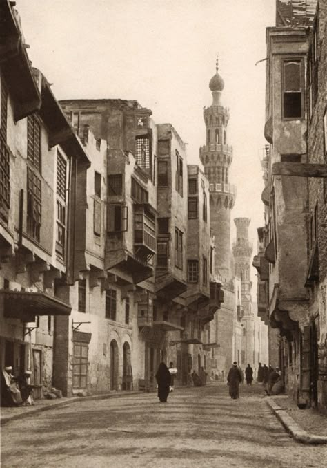 Another day begins in old Cairo.  This street passes beneath the Aksunkor Mosque, called el-Azrak, or "the blue", because of it's vibrantly ... Egypt Vintage, Old Cairo, Modern Egypt, Vintage Egypt, Architecture Unique, Old Egypt, Visit Egypt, Egypt History, Egyptian History