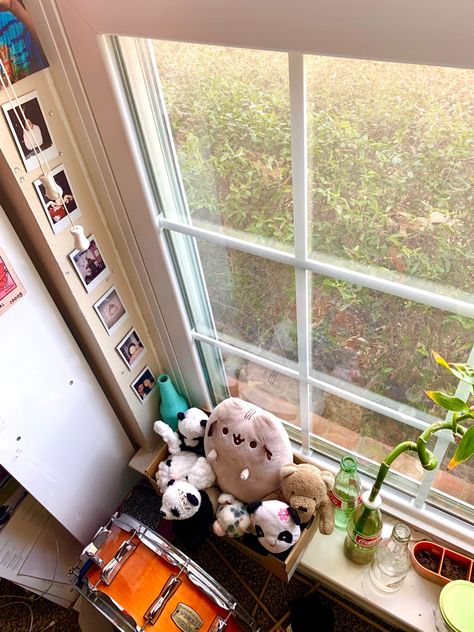 Windowsill Ideas Bedroom, Deep Windowsill Ideas, Cute Windowsill Decor, Windowsill Decor Bedroom, Window Sill Ideas Decoration, Windowsill Aesthetic, Windowsill Ideas, Windowsill Decor, Window Sill Decor