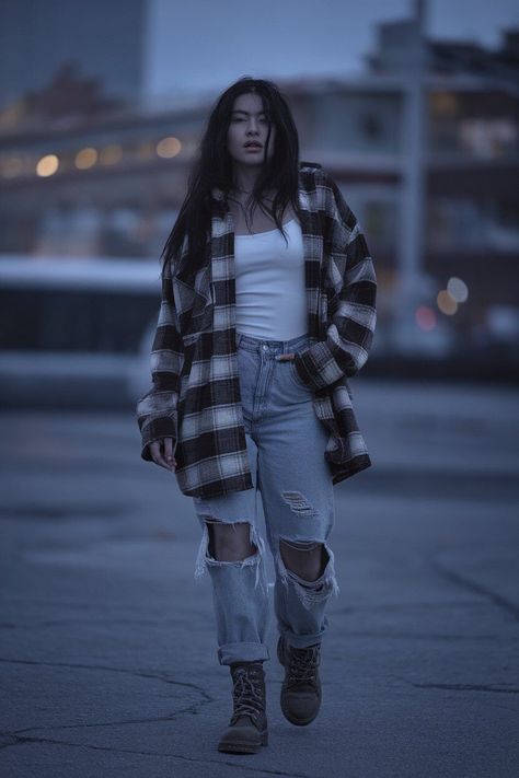 What is Grunge Style? - Modern Interpretation. A Grunge Woman Wearing a White Tee, Oversized Plaid Shirt, Ripped Jeanes, and Boots. No makeup and Messy Long Natural Hair What Is Grunge, Grunge Outfit Ideas, Grunge Outfits 90s, Brunch Event, Grunge Music, Smells Like Teen Spirit, Oversized Flannel, 90s Looks, Grunge Outfit