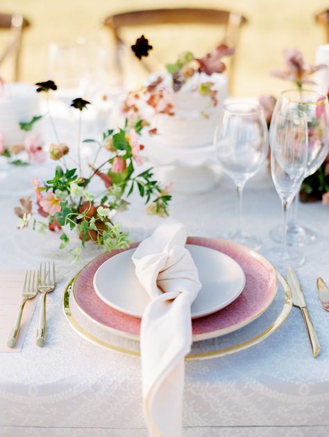 Ways to style your wedding napkins: Photography: Esmerelda Franco - http://esmeraldafranco.com/ Tablescapes Napkins, Wedding Day Program, Wedding Reception Tablescapes, Ideas For Wedding Reception, Outdoor Bridal Showers, Pretty Table Settings, Garden Bridal Showers, Reception Tablescapes, Centerpiece Christmas