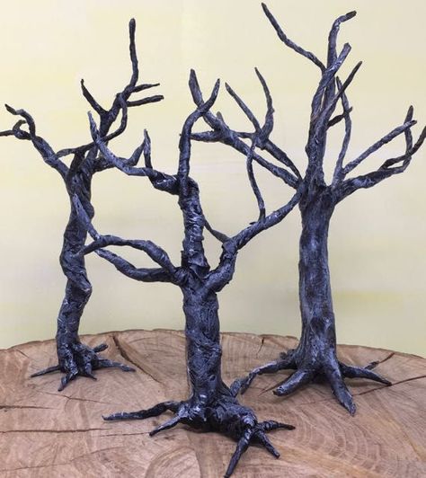 Tutorial to make a spooky tree using just a few materials - wire wrapped with paper, glue, and some paint. Makes a great tree for a Halloween scene. Diy Halloween Tree, Haunted Tree, Haunted House Diy, Spooky Tree, Tree Tutorial, Casa Halloween, Twisted Tree, Haunted Dollhouse, Dollar Store Halloween