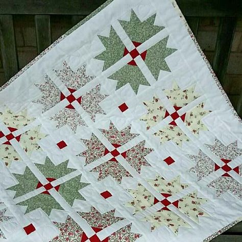 Patchwork, Crown Quilt Pattern, Cross Quilts, Turkey Tracks, Free Quilting Patterns, Quilt Display, Cross Quilt, White Quilts, Quilt Retreat