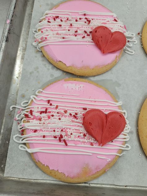 Valentine Cookie Decorating Ideas, Valentines Cookie Bouquet, Valentines Buttercream Cookies, Valentines Cookies Buttercream, Frosted Valentine Cookies, Valentines Cookies Decorated Ideas Buttercream, Round Sugar Cookie Decorating Ideas, Valentines Day Cookies Decorated, Round Valentine Cookies