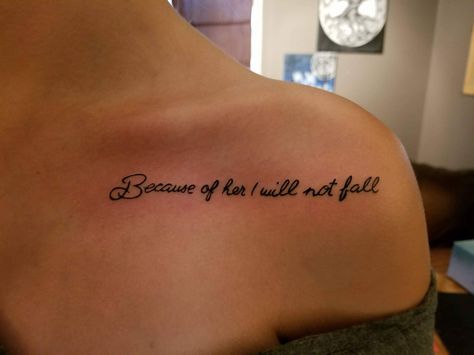 Collar Bone Tattoo Quotes Strength, Chest Quote Tattoo Female, Baddie Collar Bone Tattoo, Collar Bone Quote Tattoo, Top Of Shoulder Tattoos For Women Quotes, Shoulder Quote Tattoos For Women, Shoulder Tattoos For Women Quotes, Shoulder Tattoo Words, Shoulder Tattoo Quotes