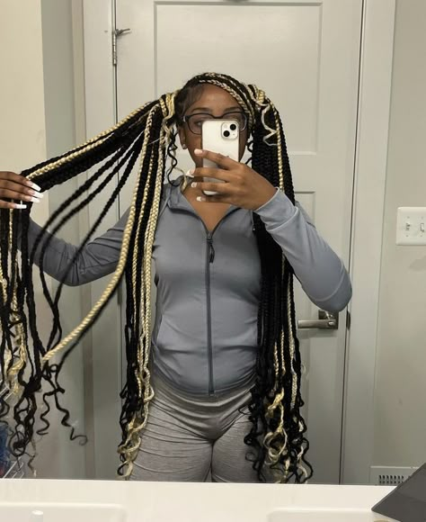 Peekaboo Hair Colors, 27 Piece, Short Box Braids Hairstyles, Peekaboo Hair, Braiding Styles, Beautiful Black Hair, Colored Braids, Beauty Hairstyles, Box Braids Hairstyles For Black Women