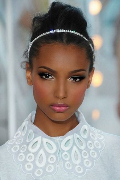 Decoder :: The Best Bright Lips For Every Skin Tone | Camille Styles Eva Marcille, Lipstick For Dark Skin, Makeup Tip, Bright Lips, Jasmine Tookes, Beauty Make-up, Braut Make-up, Dark Skin Makeup, Makeup For Black Women