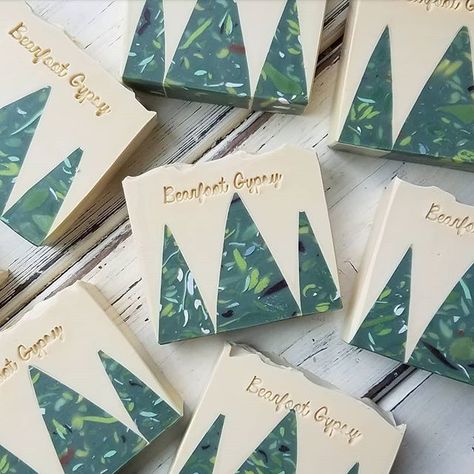 Shayna 🐾 on Instagram: “Evergreen ~ notes of fresh air, pine, orange blossom, violet, moss, musk, amber, and wood. There is less than two weeks left until my last…” Flowy Jacket, Soap Design Ideas, Cold Process Soap Designs, Săpunuri Handmade, Tree Soap, Handmade Soap Recipes, Cold Process Soap Recipes, Holiday Soap, Christmas Soap