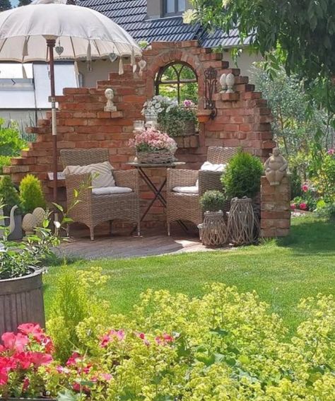 Patio Fountain, Brick Garden, Modern Backyard Landscaping, Garden Makeover, Walled Garden, Country Homes, Outdoor Gardens Design, Patio Landscaping, Outdoor Decor Backyard