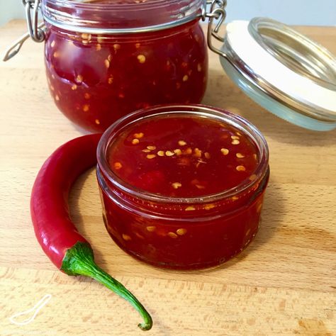 This Homemade Sweet Thai Chili Sauce has so much flavour. An exotic sauce that's sweet and spicy, a perfect dipping sauce and marinade. Sweet Chili Sauce Recipe, Thai Chili Pepper, Dipping Sauces For Chicken, Thai Chili Sauce, Chili Sauce Recipe, Homemade Tartar Sauce, Chilli Jam, Hot Sauce Recipes, Chicken Chili Recipe