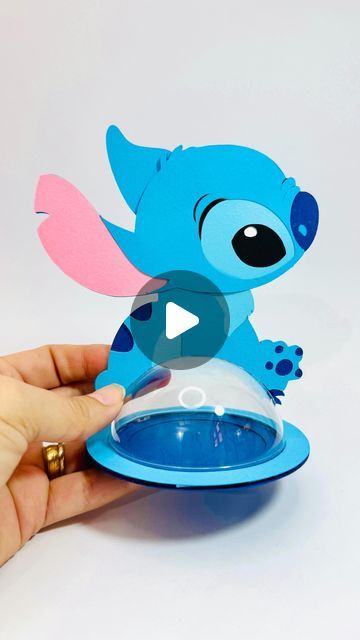 By Yeni Digital files - svg and studio desings on Instagram: "Stitch es uno de los personajes más pedidos, desde que comencé con la papelería e han pedido cajitas y dulceros, y bueno después de tanto esperar por fin aquí está!  Y como - mi me encanta ofrecerles distintas opciones, prepárense porque se viene más de este bello personaje 🫶🏻  ••••••••••••••••••••••••••••••••••••••••••••••••••• #stitch #stitchlover #stitchaddict #lilo #liloandstitch  #sanvalentin #14defebrero #diadelamor #handmade #studio #svgfile #candybox #layers #papercrafts #handmadecrafts #handmade #ornament #paper #papeleriacreativa #viral #amor #cretive #arteenpapel #amistad #decorationsparty #love#trending" Stitch Treat Ideas, Diy Stitch Crafts, Stitch Baby Shower Ideas, Lilo And Stitch Diy, Cumple De Stitch Ideas, Stitch Centerpieces, Stitch Doodle, Stitch Template, Diy Party Bags