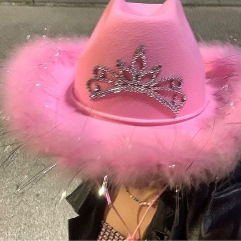 danielaavelez Preppy Hat, Hslot Outfit Ideas, Pink Cowboy Hat, Pink Cowboy, Hat Aesthetic, Cowgirl Birthday Party, Chapeau Cowboy, Harry Styles Concert, Cowgirl Birthday