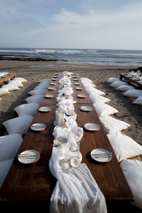 wedding in bali Bali Wedding Table Settings, Beach Weddings On A Budget, Weeding Decorating, Beach Wedding Table Settings, Beach Wedding Aesthetic, Bali Elopement, Beach Wedding Setup, Outdoor Beach Wedding, Elegant Beach Wedding