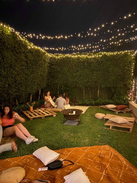 Picnic Fairy Lights, Backyard Concert Party, Boho Background Photoshoot, Backyard 21st Birthday Party, Night Picnic Aesthetic, Backyard Night, Diy Outdoor Movie Screen, Coachella Theme, Night Picnic