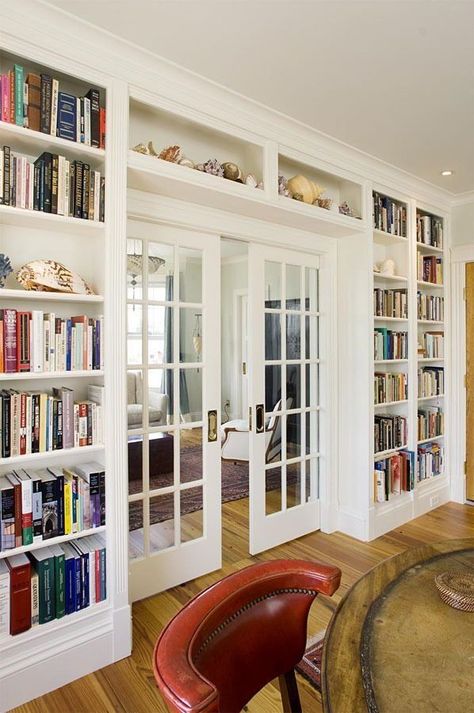 Home Libraries, Facade Renovation, Små Rum Lidt Plads, Lots Of Books, French Country Living Room, Home Library Design, Design Library, Attic Rooms, Country Living Room