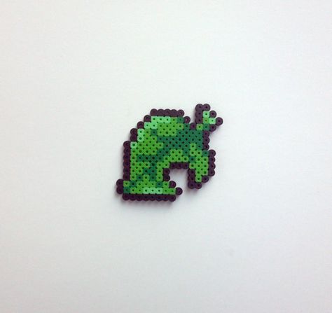 Perler Gift Ideas, Worm Perler Bead, Tiny Perler Bead Patterns, Perler Bead Minecraft, Tiny Pixel Art, Fuse Beads Ideas, Bead Mosaic, Ironing Beads, Keychain Patterns