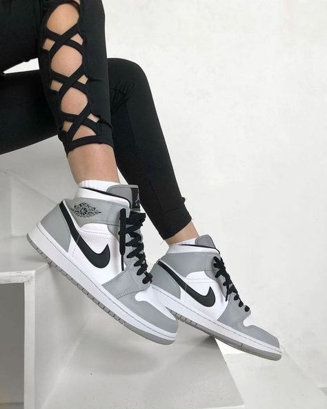 Jordans Sneakers Outfit, Air Jordans Women, Cheap Jordan Shoes, Sneaker Outfits, Cheap Jordan, Trendy Shoes Sneakers, Jordan Shoes Girls, Cheap Shoes Online, All Nike Shoes