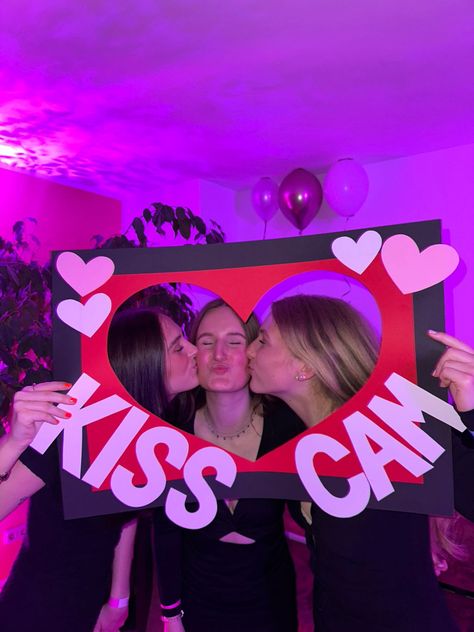 Kiss cam | Party aesthetic | coole Party Extras | Friends | friendgroup | three girls Kiss Cam Party, Girl Nails Aesthetic, February Birthday Party Ideas, Aesthetic Nails Acrylic, Friends Kiss, Outfit Ideas Elegant, Diy Paper Lanterns, Hollywood Birthday Parties, 14th Birthday Party Ideas