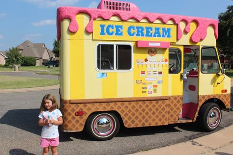 Cute Ice Cream Trucks:).....I want to work on one for the summer!!!! Ice Truck, Ice Cream Car, Food Vans, Ice Cream Business, Ice Cream Man, Ice Cream Cart, Coffee Truck, Easy Ice Cream, Ice Cream Van