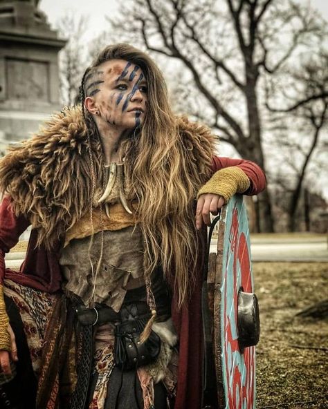 23 Examples of Cosplay Done to Perfection - Wow Gallery Viking Clothing Women, Viking Sheild, Barbarian Costume, Kawaii Clothes Goth, Barbarian Woman, Costume Viking, Viking Cosplay, Nordic Mythology, Women Warriors