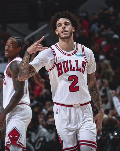 Chicago Bulls on Instagram: “@Zo's shot is SMOOOOOOOOOTH.” Lonzo Ball Wallpaper, Chigago Bulls, Bulls Wallpaper, Ball Wallpaper, Nba Basketball Art, Sport Magazine, Basketball Players Nba, Ball Aesthetic, Tracy Mcgrady