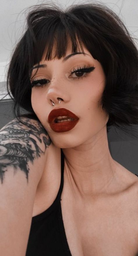 Makeup Red Hair Goth Makeup, Scorpio Inspired Makeup, Casual Witch Makeup, Dark Lipstick Makeup Looks, Goth Chic Makeup, Scorpio Fashion Outfits, Girly Goth Makeup, Office Goth Makeup, Alt Makeup Simple