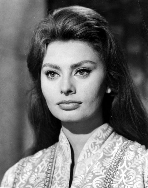 How The Ideal Beauty Standard For Women Has Changed In Hollywood, By The Decade Sofia Loren Hair, Evening Hair, Dru Hill, Carlo Ponti, Italian Girl, Classic Film Stars, Sofia Loren, Ideal Beauty, Most Beautiful Eyes