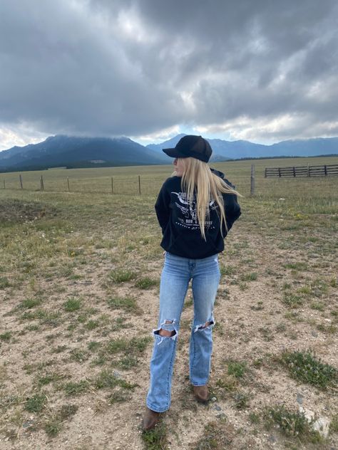 Wyoming ranch Wyoming Style Women, Wyoming Home Aesthetic, Wyoming Outfit, Ranch Wyoming, Wyoming Ranch Aesthetic, Montana Outfits, Wyoming Instagram Pictures, Wyoming Aesthetic Winter, Ranch Outfits For Women