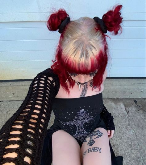 Hot Pink Ghost Roots, Black And Pastel Hair, Alt Hair Colours, Goth Hair Dye Ideas, Punk Hair Color Ideas, Alternative Dyed Hair, Alt Pink Hair, Alt Hair Dye Ideas, Goth Hair Dye