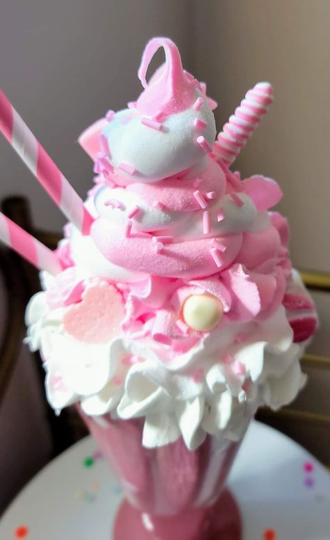 Pastel Desserts, Colorful Desserts, Kawaii Dessert, Candy Drinks, Kawaii Cooking, Rainbow Food, Milk Shakes, Fake Bake, Cute Desserts