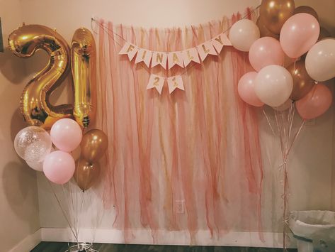 DIY photo backdrop made out of different tulle. 3 shades of pink, gold, and white. Just cut the pieces of tulle to the same length and used a needle and yarn to string together! Diy Photo Background, 21 Party, 21st Bday Ideas, Diy Photo Backdrop, 21st Birthday Party, 21st Birthday Decorations, 21st Party, Diy Birthday Decorations, Birthday Party 21