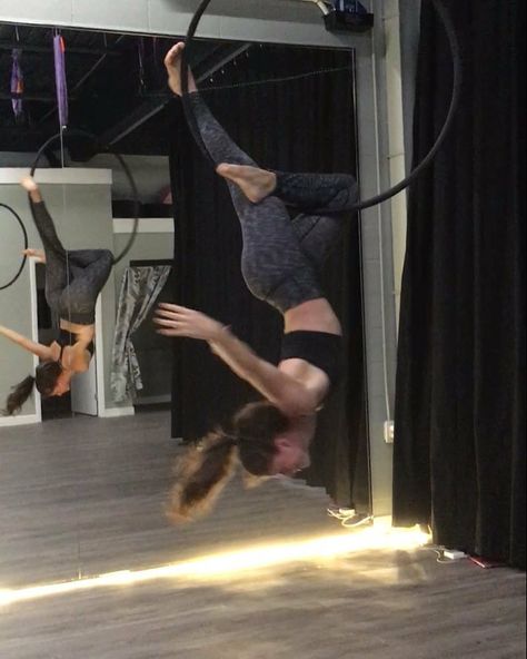 Aerialist Workout, Aerial Hoop Moves, Aerial Gymnastics, Flexibility Routine, Gymnastics Stretches, Pole Sport, Aerial Hammock, Aerial Acrobatics, Hoop Dance