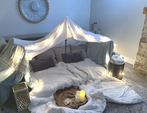 Fort Date Night, Movie Night Fort, Fort Date, Cozy Fort, Homemade Forts, Sleepover Fort, Living Room Fort, Indoor Forts, Bed Fort