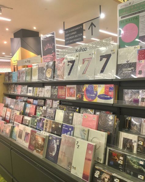 Kpop Album Store Aesthetic, K Pop Merch Aesthetic, Kpop Store Aesthetic, Seoul Korea Travel, Kpop Store, Vinyl Aesthetic, Kpop Albums, Korean Picture, Craft Booth Displays