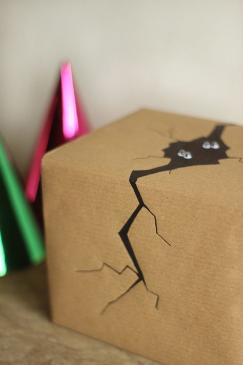 5 easy gift-wrap ideas for kids’ presents « Growing Spaces Mummy Halloween, Invitation Halloween, Halloween Invitation, Simple Gift Wrapping, Brown Paper Packages, Creative Gift Wrapping, Cadeau Diy, Diy Gift Wrapping, Present Wrapping