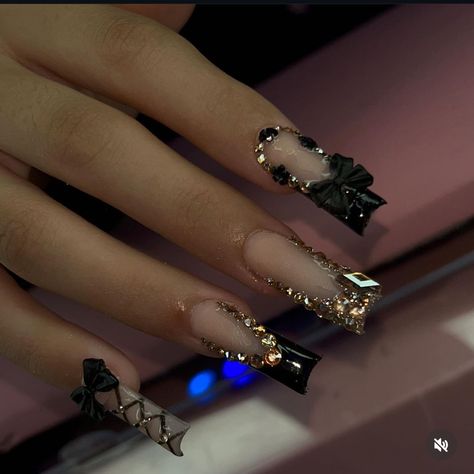 Gold N Black Nails, Nails Acrylic Inspo Medium, Black Acrylic Nails Medium Length, Gel X Nail Designs Black, Medium Square Acrylic Nails Black, Black And Gold Quince Nails, Medium Nails Black, Black Nail Inspo 2024, Black Bday Nails