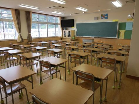 Constance Billard, Japanese Highschool, Japanese Classroom, Classroom Desks, Classroom Aesthetic, Desks Chairs, Japan School, Classroom Chair, Classroom Interior