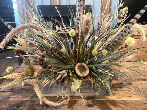 Fall Antler Centerpieces, Rustic Feather Centerpieces, Western Floral Arrangements Rustic, Cowboy Floral Arrangements, Deer Antler Flower Arrangements, Masculine Arrangements, Deer Antler Centerpieces, Western Theme Centerpieces, Antler Wedding Centerpieces