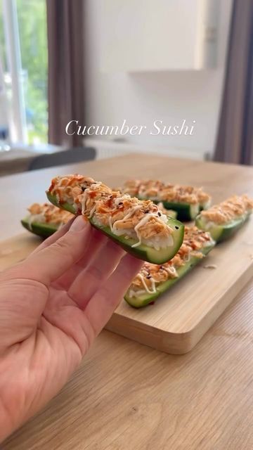 Cucumber Sushi, Easy Sushi, Salmon Fillet, Homemade Sushi, Low Carb Diet Recipes, Sriracha Sauce, Sushi Recipes, Food Nutrition, Cooking Salmon