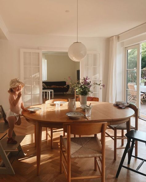 Dining Room Scandinavian Style, Danish House, Scandinavian Home Decor, Mid Century Furnishings, Danish Interior, Scandi Interiors, Family Dining Rooms, Scandinavian Style Interior, All White Kitchen