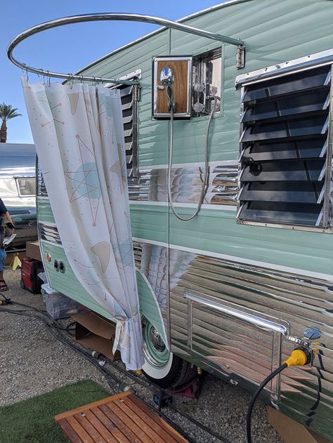 The Vintage Trailer Show Has Me Googling AirStream Prices Caravan Vintage, Kombi Motorhome, Caravan Makeover, Camper Trailer Remodel, Vintage Camper Remodel, Trailer Diy, Caravan Renovation, Kombi Home, Trailer Interior