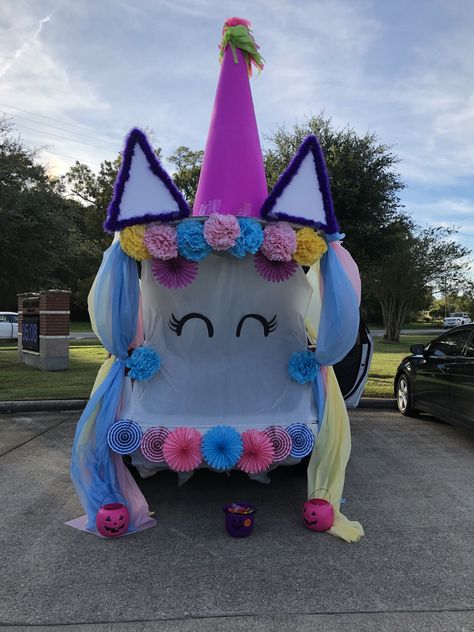 Trunk or Treat Unicorn!!! Unicorn Trunk Or Treat Ideas, Unicorn Trunk Or Treat, Trunker Treat Ideas, Halloween Car Decorations, Harvest Festival Decorations, Printable Halloween Invitations, Trunk Or Treat Ideas, Unicorn Treats, Fall Fest