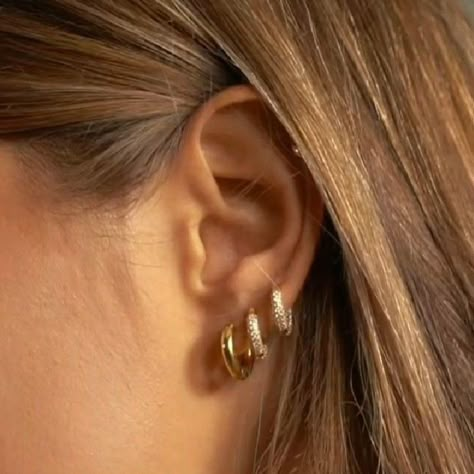 Minimalist Ear Piercings, Pretty Ear Piercings, Cute Ear Piercings, Piercing Inspo, Jewelry Accessories Ideas, Jewelry Fashion Trends, Earrings Inspiration, Classy Jewelry, Piercing Ideas