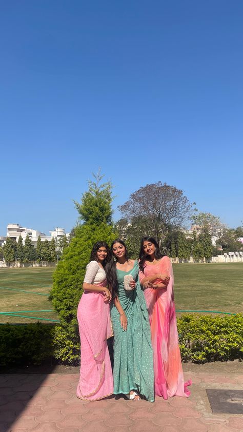 Saree Inspiration For Farewell, Indian Farewell Outfits Women, Farewell Saree Photoshoot, Saree Ideas For Convocation, Class 12 Farewell Sarees, Farewell Reels Idea, Saree Poses With 3 Friends, Farewell Saree Aesthetic, Saree For Teachers Day For Students