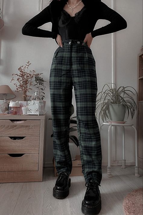 Edgy Work Outfits, Green Plaid Pants, Plaid Pants Outfit, Alt Outfits, Plaid Trousers, Estilo Hippie, Corporate Outfits, Wear Green, Stylish Outfit