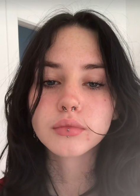 Middle Lip Piercing, Labret Piercing Ring, Lip Piercing Labret, Ashley Piercing, Vertical Labret Piercing, Mouth Piercings, Vertical Labret, Labret Jewelry, Piercing Septum