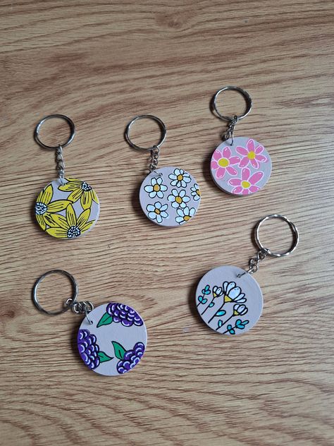 Hand Painted Keychain, Wooden Keyrings, Drawings Simple, Diy Keychain, Kids Activities, Art Drawings Simple, Floral Designs, Handmade Wooden, Last Minute Gifts