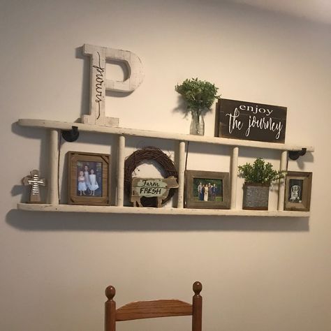 Hanging Ladder On Wall, Ladder On Wall Decor, Ladder Wall Decor, Old Ladder Decor, Old Ladder Ideas, Ladder Shelf Decor, Wall Ladder, Old Ladder, Diy Pipe