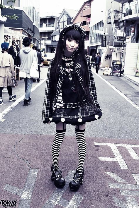 DesperateHell: Guest post: How to Dress Visual Kei Clothing Visual Kei Aesthetic, Kei Clothing, Visual Kei Outfits, Dark Decora, Visual Kei Fashion, Kei Visual, Harajuku Fashion Street, Kei Fashion, Alt Fashion